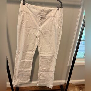 Daisy Fuentes Classic White Pants